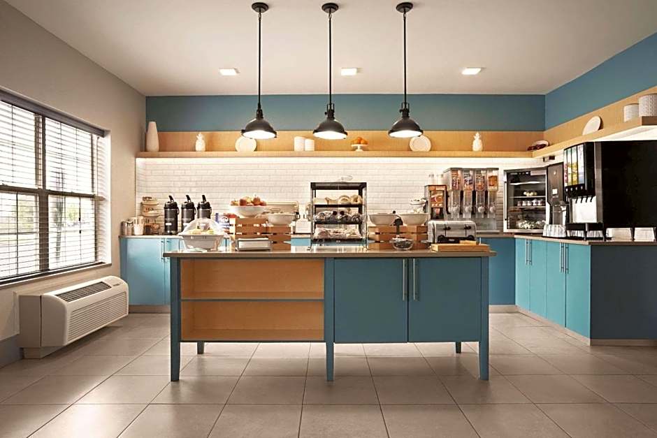 Country Inn & Suites by Radisson, Moline Airport, IL