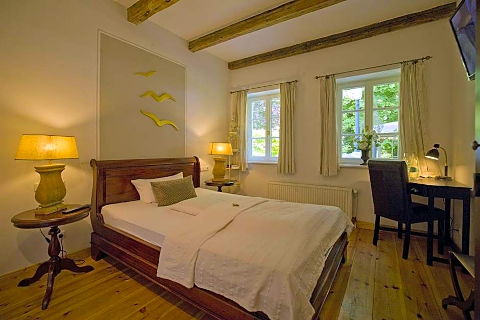 Photo 1 of 4 of Single Room
