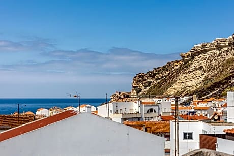 Carepa Suites -Nazaré, Steps from the Beach
