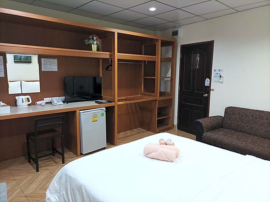 Double D Rooms & Cafe