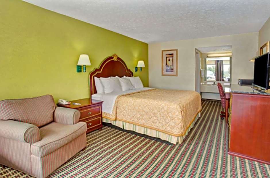 Travelodge by Wyndham Sellersburg / Louisville North