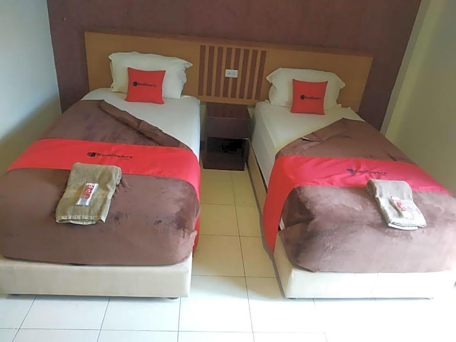 RedDoorz Plus Syariah @ Jalan Syiah Kuala Banda Aceh