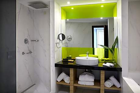 Junior Suite with City View - Disability Access