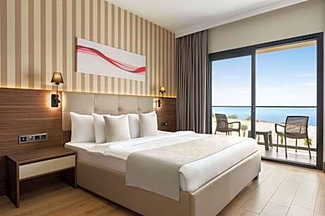 Standard Room Garden and Sea View Queen Bed Non-Smoking