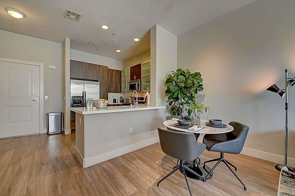 Penthouse One Bedroom Garden View Condo by UCLA