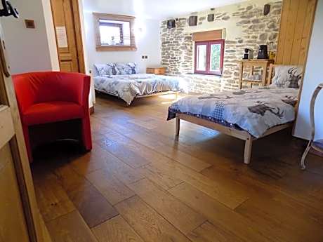 Deluxe Double Room (2 Adults + 1 Child)