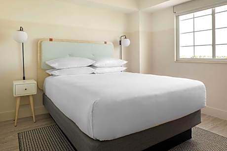  ONE BEDROOM SUITE QUEEN BED AND SOFA BED - 45USD RESORT CHARGE - CITY VIEW/WORK AREA/HOT BREAKFAST INCLUDED -