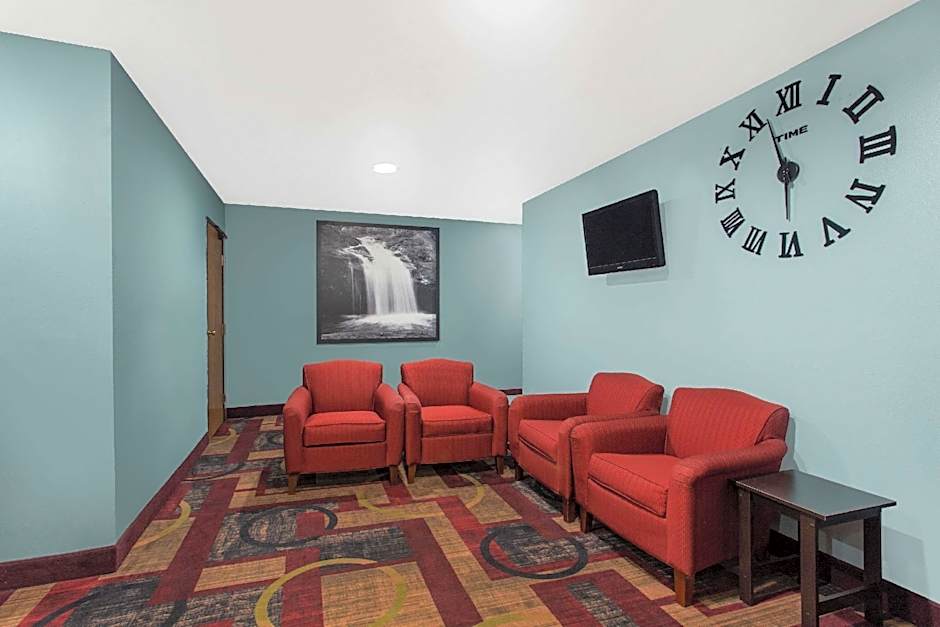 Super 8 by Wyndham Eau Claire I-94