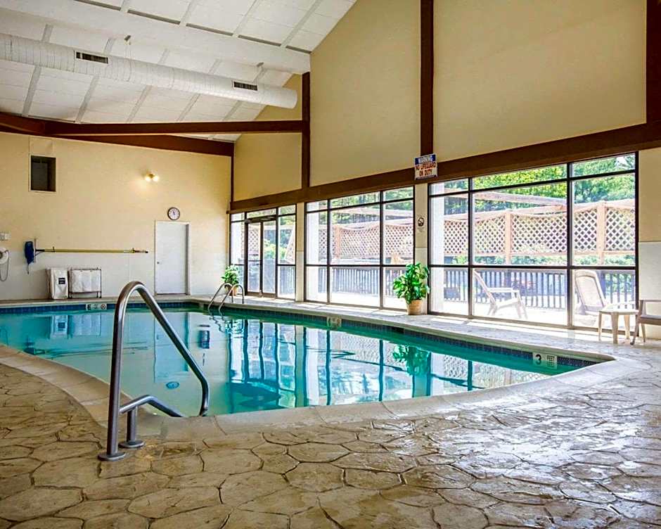 Clarion Inn & Suites At The Outlets Of Lake George
