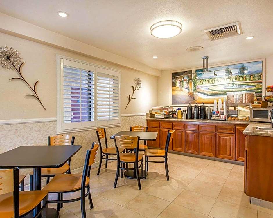 Rodeway Inn & Suites Colton-Riverside