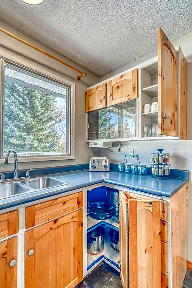 Boho Retreat w/King Bed on Bow River Pathway