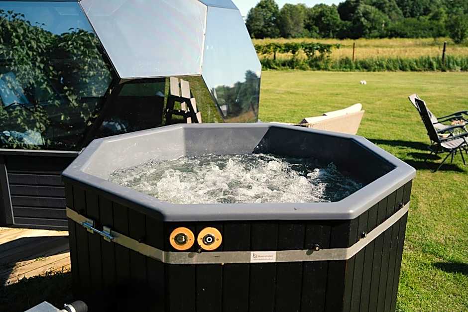 Peetri talu klaaskuplid Haapsalu lähedal