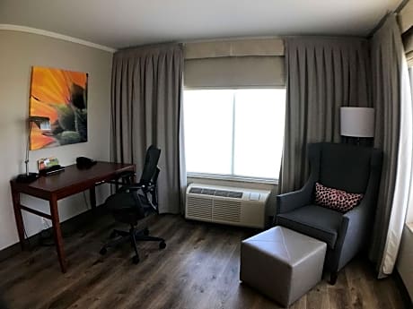 Corner King Room- Golf Course View