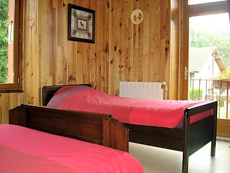 Basic Triple Room with Shared Bathroom