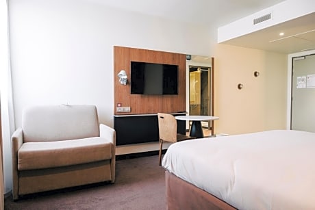 Standard room with 1 double bed and 1 sofa