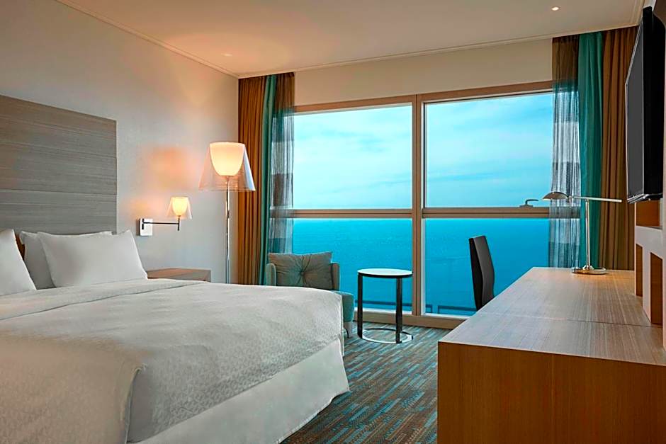 Photo 1 of 4 of Premium 1 Queen Bed, Sea View