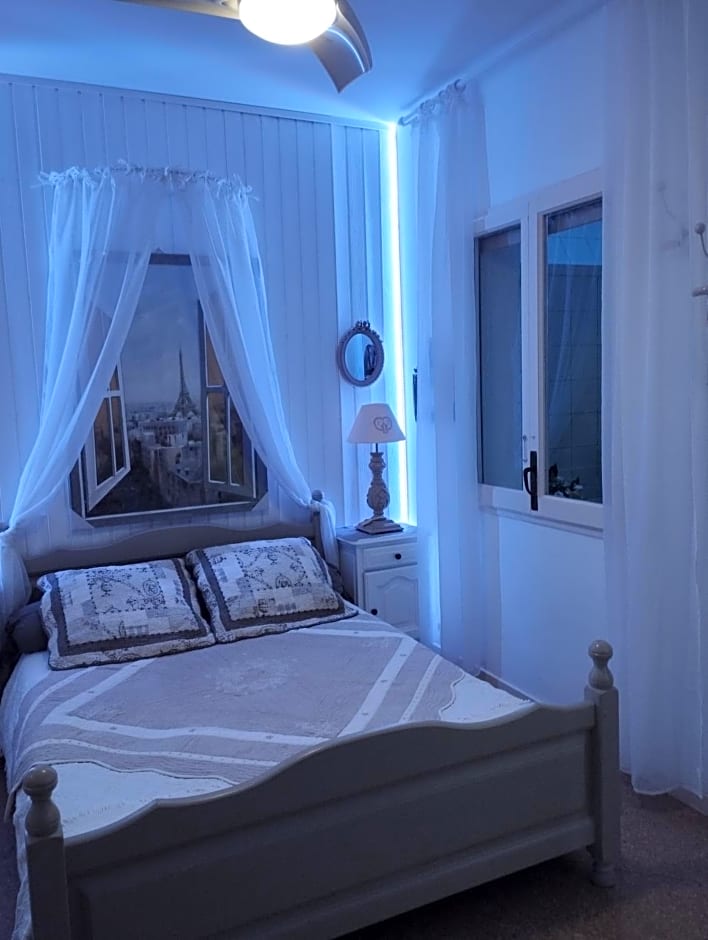 CHAMBRES D'HÔTES CHEZ CATHERINE A REUS chambre de Paris avec salle de bains privée