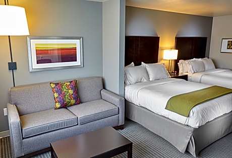 2 Queen Beds Suite Comm Access