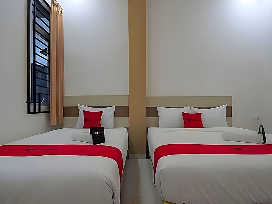 RedDoorz near Palembang Trade Center 3