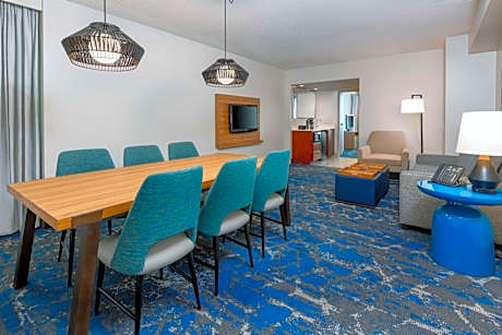 2 Room Executive Suite-1 King Bed-Nonsmoking