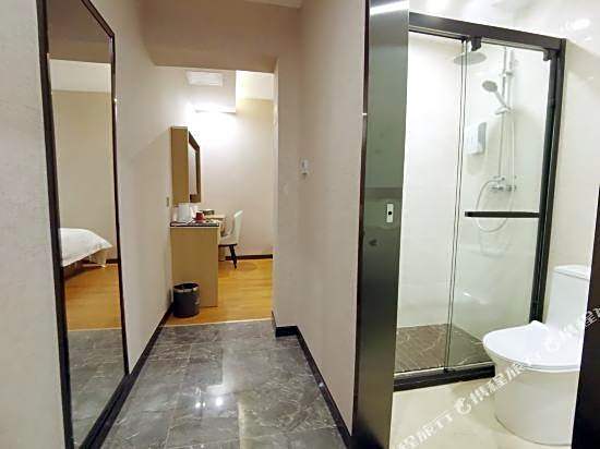 Guangzhou Longjin Hotel (Ximenkou Subway Station, Shangxiajiu Pedestrian Street)