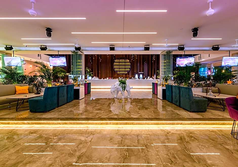 Seasons Hotel (Adults Only)