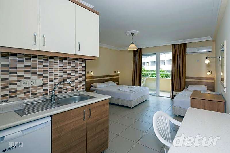 Catty Cats Garden Hotel