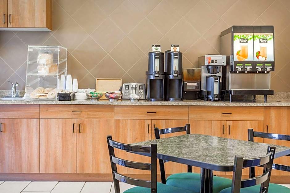 Super 8 by Wyndham Dauphin