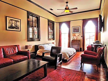 Royal Street Inn & Bar