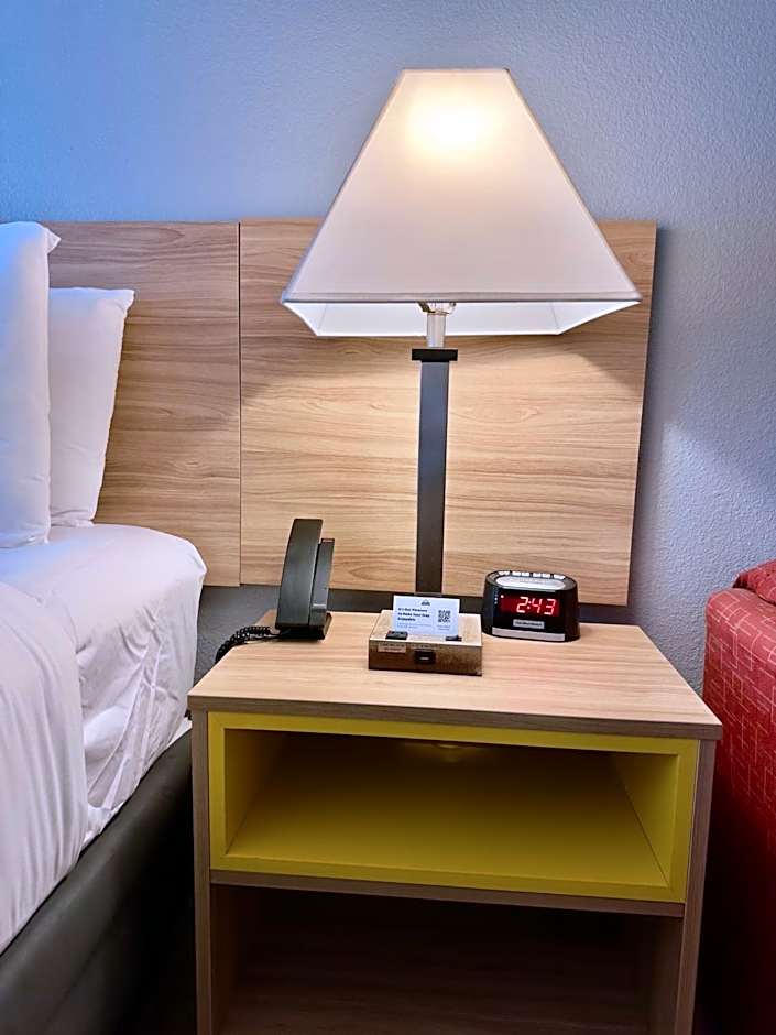 Days Inn & Suites by Wyndham Lakeland