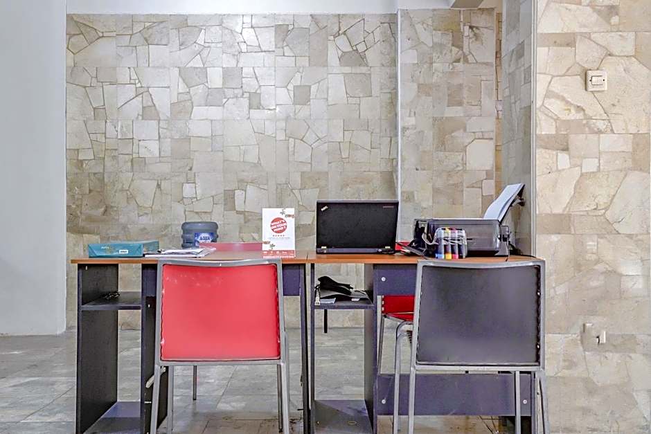 OYO Life 90035 Merci Club