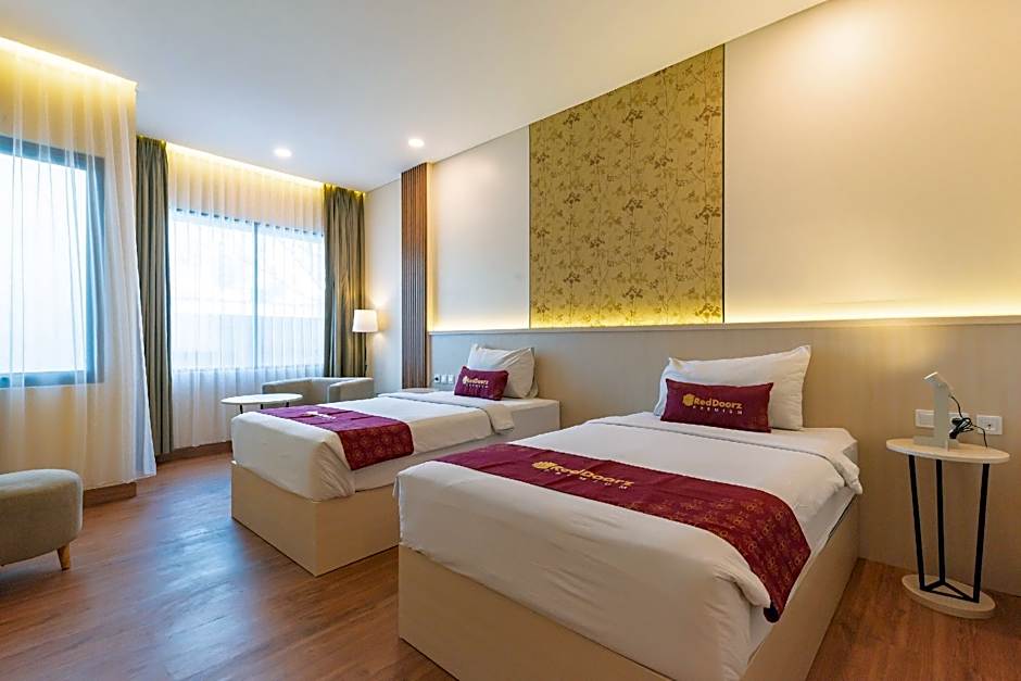 RedDoorz Premium near Paris Van Java Mall
