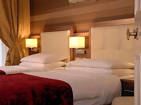 Family Room (2 Adults & 2 Children under 12)