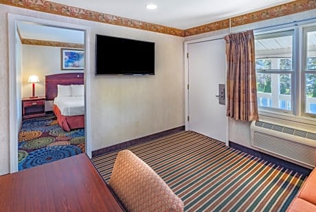 1 Queen Bed, One-Bedroom Suite, Non-Smoking