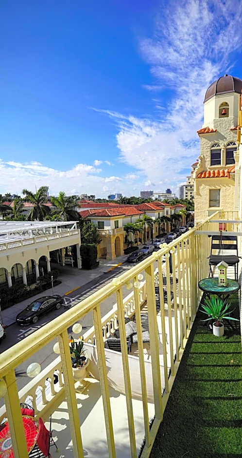 Palm Beach Hotel with Juliette Balconies! 2 blocks from beach! Historic Landmark