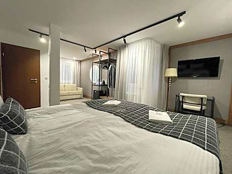 Quadruple Room with Private Bathroom