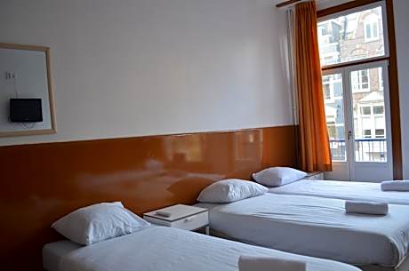 Standard Quadruple Room with Private Bathroom