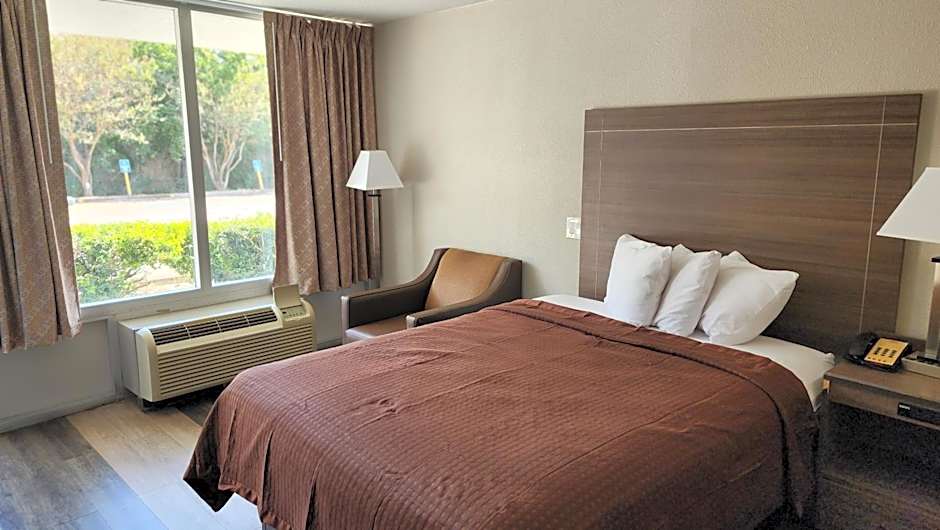 Days Inn by Wyndham Seguin TX