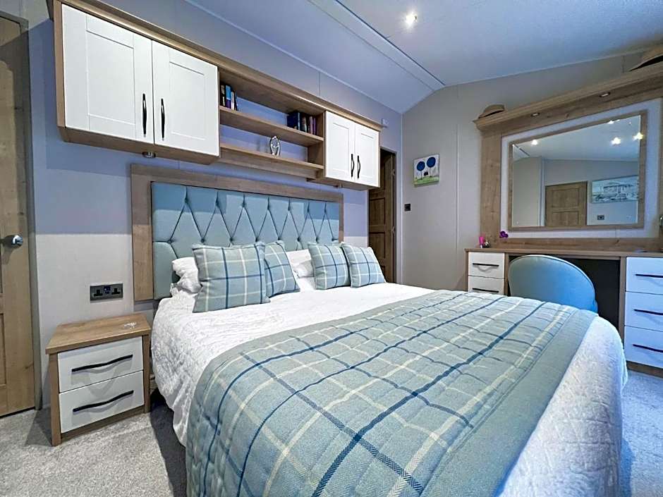 Lakeside Dorchester Lodge - Hot Tub with Fishing Peg