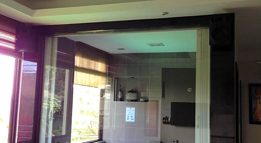 Hollywood Drive-In Hotel