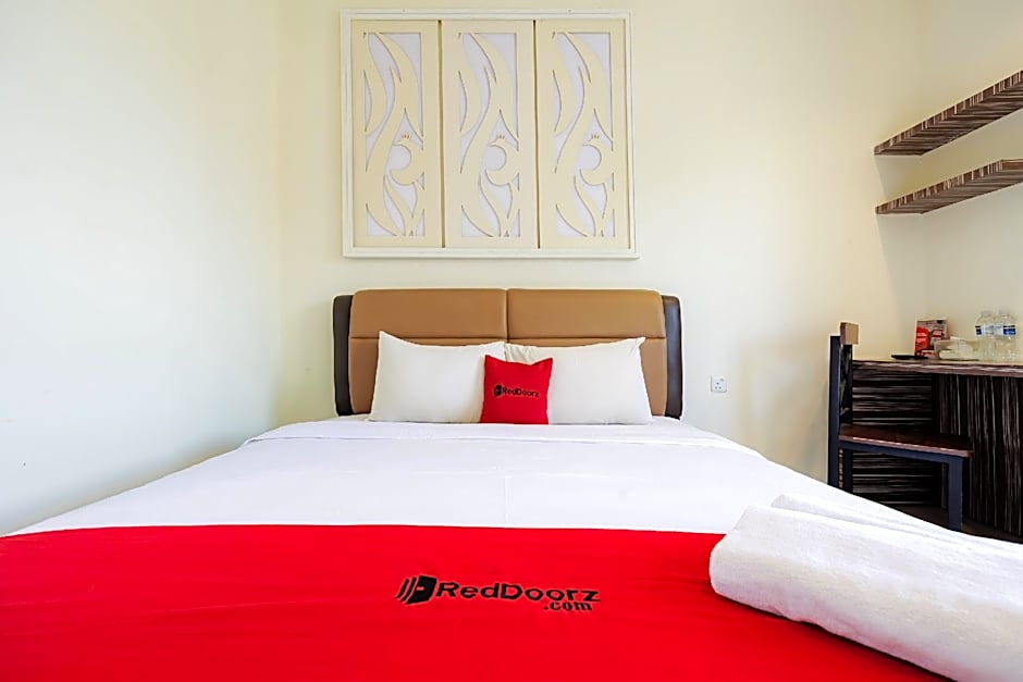 RedDoorz Plus near Ferry Terminal Batam Center