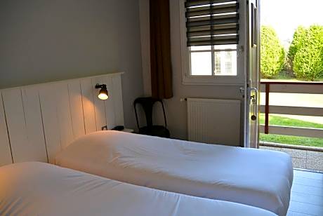 Standard Twin Room- street view