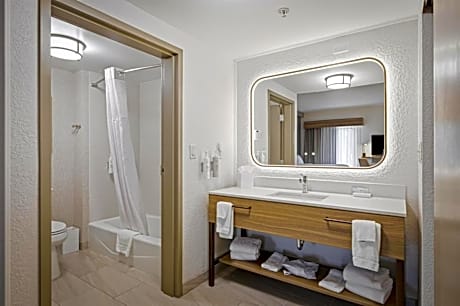 2 Queens Mobility/Hearing Access Tub Nosmok
