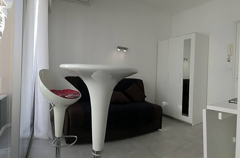 Studio carré d'or situé à 50 m de la plage
