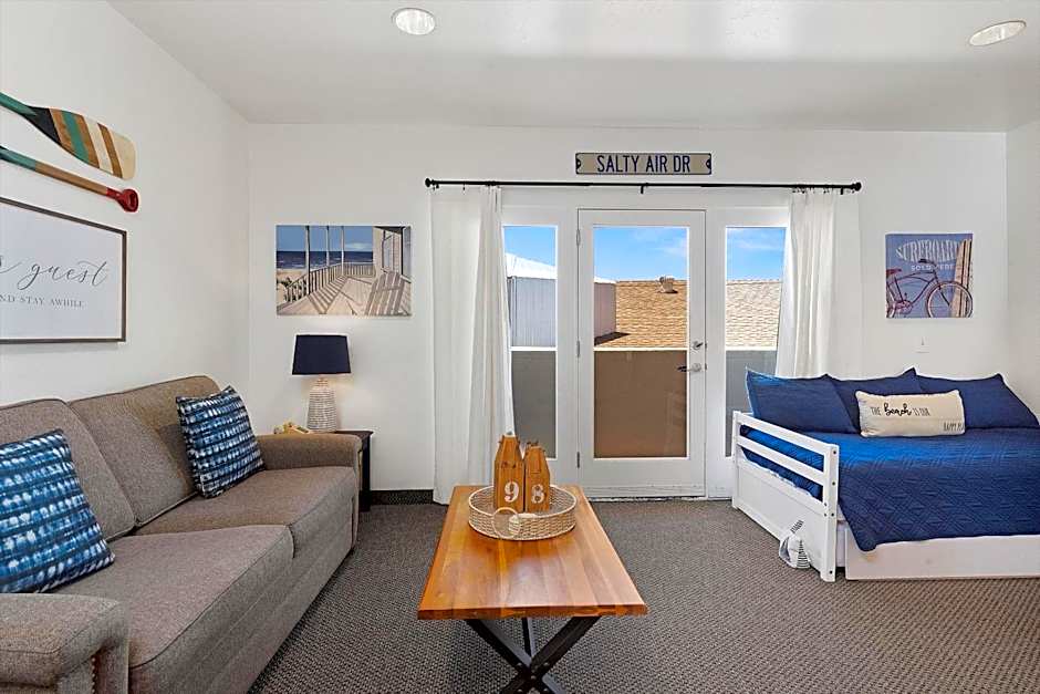 Beach House Inn & Suites