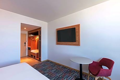 King Room with Airport View