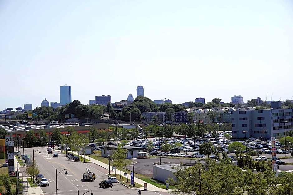 La Quinta Inn & Suites by Wyndham Boston Somerville