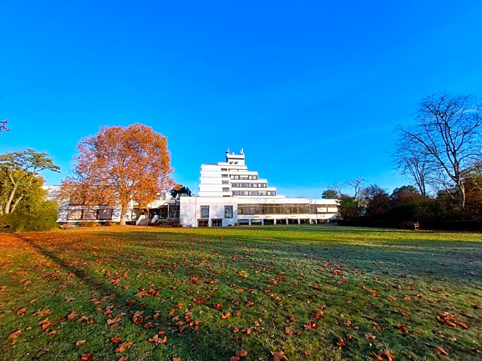 Heinrich Pesch Hotel