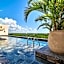 Frida's Artsy Condo with own mural, outdoor tub & rooftop pool
