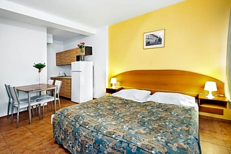 Studio (2 Adults)